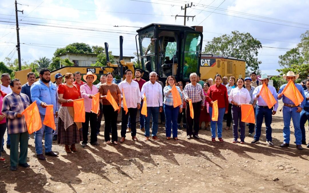 Arrancan trabajos de rehabilitación de caminos interparcelarios en la comunidad de Paso Largo