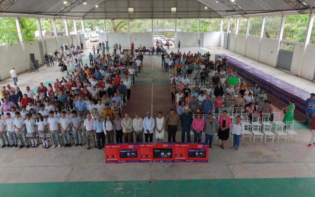 Entrega de Pantallas a Telesecundarias