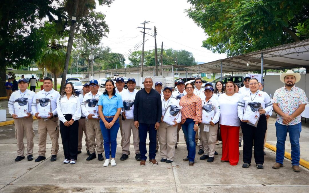 Entrega de uniformes al personal de Tránsito Municipal